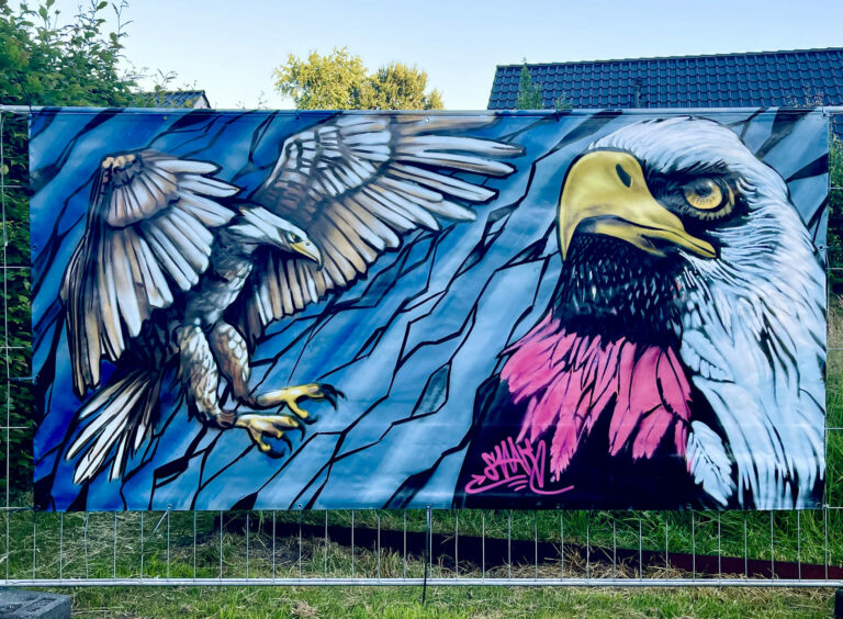 Adler Graffiti auf einem Bauzaunbanner